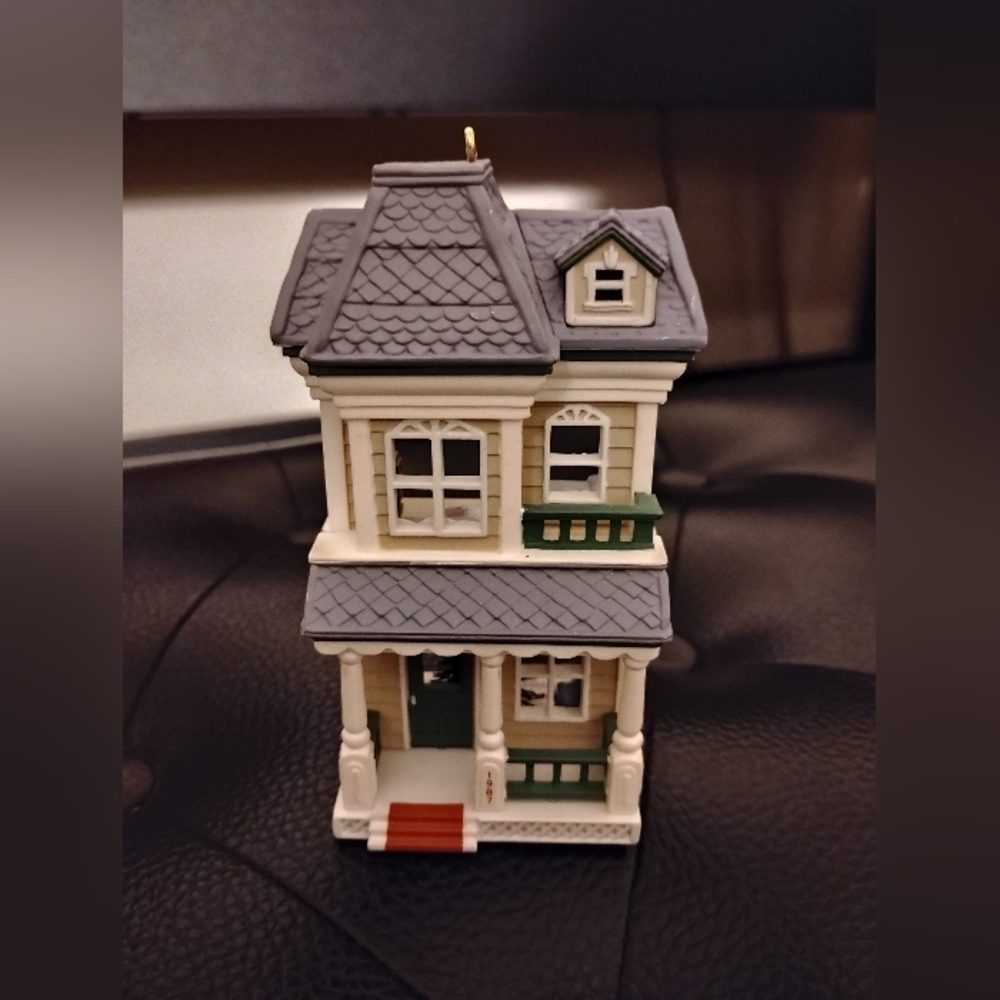 Charming Miniature House Ornament 4 Inch Height Christmas Decorations